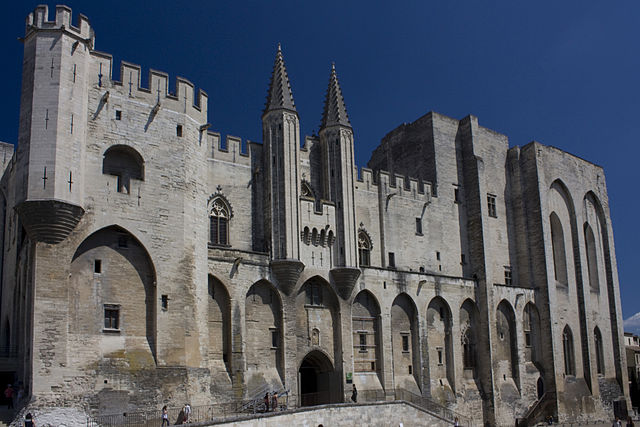 -A la cour d'honneur du palais des Papes, une pièce de Pascal Rambert, dresse le portrait sans complaisance d'une famille déchirée d'artistes, de philosophes et de compositeurs, telle une métaphore d'une Europe malade. Photo Véronique PAGNIER de Wikipédia.