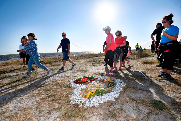 -Plus de 570 personnes se sont inscrites pour organiser une course à la mémoire en mémoire du journaliste suédois assassiné, Kim Wall. Les participants courront ou marcheront à 5, 10 ou 21 km de la maison d’enfance de Kim Wal. Des courses similaires sont organisées dans plusieurs autres villes du monde. Photo de Johan NILSSON / Agence de presse TT / AFP / Getty Images.