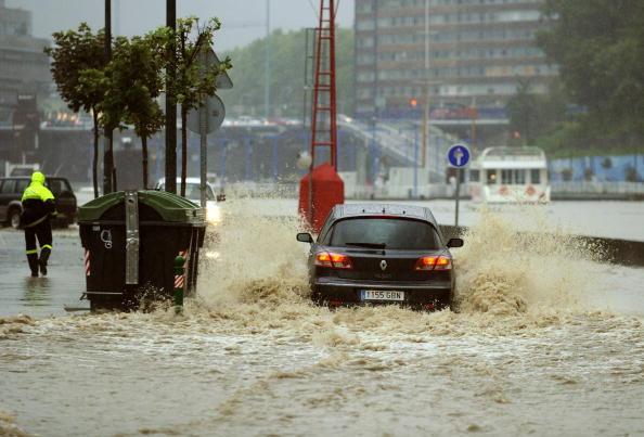 -Illustration- une voiture roule sur une route inondée après des pluies torrentielles dans le nord de l'Espagne. Photo RAFA RIVAS / AFP / Getty Images.