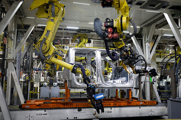 -L'usine Ford Rouge célèbre ses 100 ans en tant qu'usine automobile la plus longue en exploitation continue d'Amérique. L'usine a produit Eagle Boats pendant la Première Guerre mondiale et produit actuellement le camion pick-up Ford F150. Photo de Bill Pugliano / Getty Images.