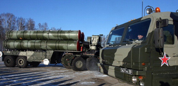 -Un système de défense aérienne de nouvelle génération, le S-400 Triumf, est photographié lors d'exercices menés dans l'unité militaire de défense antiaérienne près d'Elektrostal, à l'extérieur de Moscou, le 2 décembre 2010. Photo ANDREY SMIRNOV / AFP / Getty Images.-