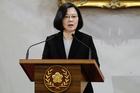 -La présidente taïwanaise Tsai Ing-wen s'exprime lors d'une conférence de presse au Palais présidentiel. "La conduite inconvenante des agents du bureau national de Sécurité à travers l'achat massif de cigarettes hors taxes est inconcevable", a écrit Mme Tsai . Photo SAM YEH / AFP / Getty Images.