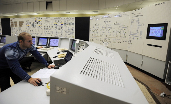 -La centrale nucléaire de Kalinin est située à seulement 330 kilomètres au nord-ouest de Moscou. Cette immense structure en ciment blanc dont les quatre tours de refroidissement à eau utilise les vents de la capitale russe. Photo ANDREY SMIRNOV / AFP / Getty Images.