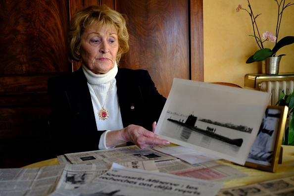 -Thérèse Scheirmann-Descamps, veuve de Jules Scheirmann-Descamps, membre du personnel du sous-marin "La minerve" qui a coulé le 27 janvier 1968 au large de Toulon, dans le sud de la France, montre des documents de ses archives personnelles à son domicile le 20 février 2019 à Toulon. Photo de Boris HORVAT / AFP / Getty Images.