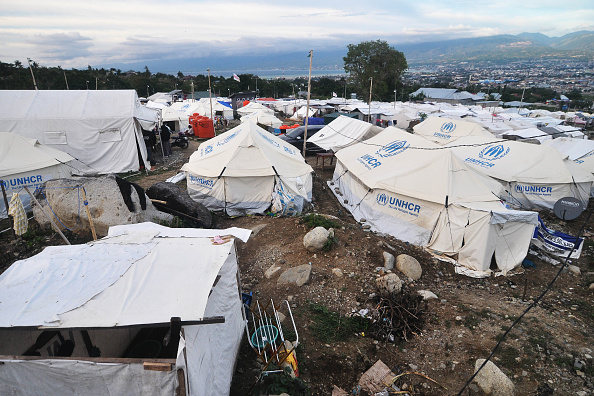 -Illustration. Cette photo montre une image générale des abris temporaires dans le village de Balaroa à Palu où des personnes déplacées à l'intérieur du territoire se sont installées après le tremblement de terre et le tsunami du 28 septembre 2018. Photo OLAGONDRONK / AFP / Getty Images.