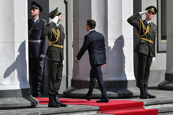 -Le président élu ukrainien Volodymyr Zelensky entre dans le bâtiment du parlement pour prêter serment lors d'une cérémonie à Kiev le 20 mai 2019. Photo de Sergei SUPINSKY / AFP / Getty Images.