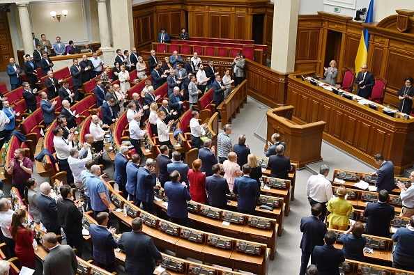 -Un ancien comédien sans expérience politique antérieure a remporté une victoire écrasante le mois dernier en promettant de relancer le système politique et de purger l'influence des puissants oligarques. Photo de Sergei SUPINSKY / AFP / Getty Images.