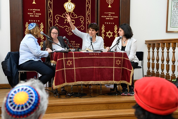 -La rabbin roumaine Daniela Touati, élève de Roumanie, s'exprime aux côtés de la rabbin française Floriane Chinsky et du docteur en littérature rabbinique Laliv Cleman et de la rabbin Ann Gaelle Attias lors du 1er congrès mondial Femmes en judaïsme le 17 juin 2019 à Troyes. Photo de BERTRAND GUAY / AFP / Getty Images.