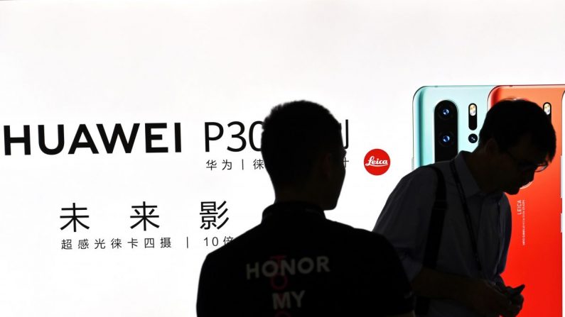 Les gens visitent un stand Huawei pendant le Congrès mondial de la téléphonie mobile (Mobile World Congress) au Shanghai New International Expo Centre à Shanghai, le 26 juin 2019. (Hector Retamal/AFP/Getty Images)