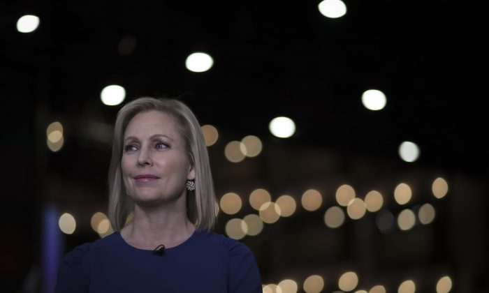 La candidate démocrate à l'élection présidentielle, la sénatrice Kirsten Gillibrand (D-NY), fait une entrevue télévisée dans la salle de presse après la deuxième soirée du premier débat présidentiel démocrate, le 27 juin 2019 à Miami, Floride. Drew Angererer/Getty Images

