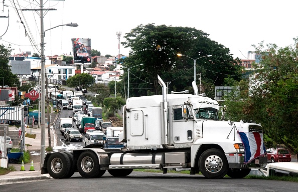 -Des camionneurs bloquent la route d'accès à la Maison présidentielle à San José au Costa Rica le 28 juin 2019. Des camionneurs ont bloqué les routes et des étudiants ont manifesté vendredi contre un ajustement fiscal qui entrera en vigueur le 1er juillet. Photo de Ezéquiel BECERRA / AFP / Getty Images.