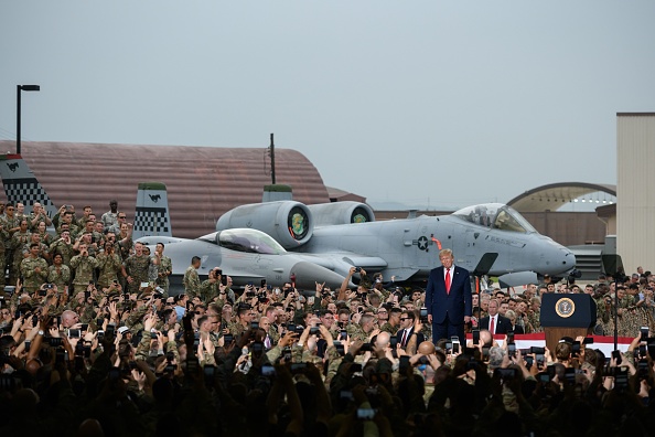 -Un aperçu des troupes américaines et de leurs familles stationnées en Corée du Sud sur la base aérienne d'Osan, au sud de Séoul, qui fait suite à la rencontre de Donald Trump avec le dirigeant nord-coréen Kim Jong Un dans la zone de sécurité commune à Panmunjom dans la zone démilitarisée. le 30 juin 2019. Photo de Ed JONES / POOL / AFP / Getty Images.