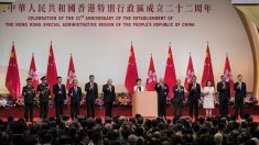 Hong Kong: lacrymogènes et coups de bâton contre les manifestants (AFP)