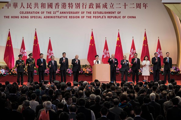 -Des milliers de manifestants pro-démocrates ont affronté la police anti-émeute lundi à l'occasion du 22e anniversaire du retour de Hong Kong à la domination chinoise. La présidente de la ville, Carrie Lam, a regardé une cérémonie de lever du drapeau sur un écran vidéo depuis un centre de congrès, évoquant le mauvais temps, alors que des barricades remplies d'eau étaient installées autour du centre d'exposition. Photo de Billy HC Kwok / Getty Images.