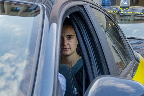 La capitaine allemande du navire humanitaire Sea-Watch 3, Carola Rackete, le 1er juillet 2019, après avoir comparu devant un juge du tribunal d'Agrigente, en Sicile.  (Photo :  GIOVANNI ISOLINO/AFP/Getty Images)