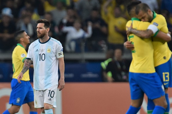 -L'Argentin Lionel Messi quitte le terrain alors que les joueurs brésiliens célèbrent la fin de leur match de demi-finale du tournoi de football de la Copa America au Stade Mineirao de Belo Horizonte, au Brésil, le 2 juillet 2019. Photo de Douglas Magno / AFP / Getty Images.