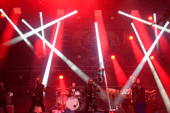 -Les membres du groupe mongol The Hu se produisent sur scène lors de la 31ème édition du festival de musique rock Eurockeennes à Belfort, dans l'est de la France, le 4 juillet 2019. Photo de SEBASTIEN BOZON / AFP / Getty Images.