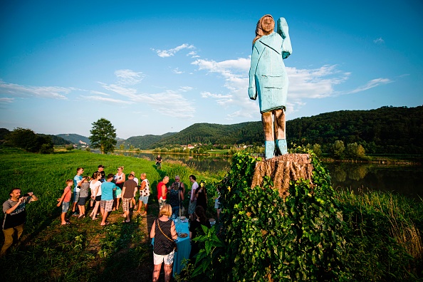 -Après Melania gâteau, Melania miel, et même des pantoufles Melania, la ville natale slovène de la première dame des États-Unis va maintenant se vanter d'une statue de sa fille la plus célèbre. La statue grandeur nature à la périphérie de Sevnica a été inaugurée le 5 juillet 2019. Photo de Jure Makovec / AFP / Getty Images.