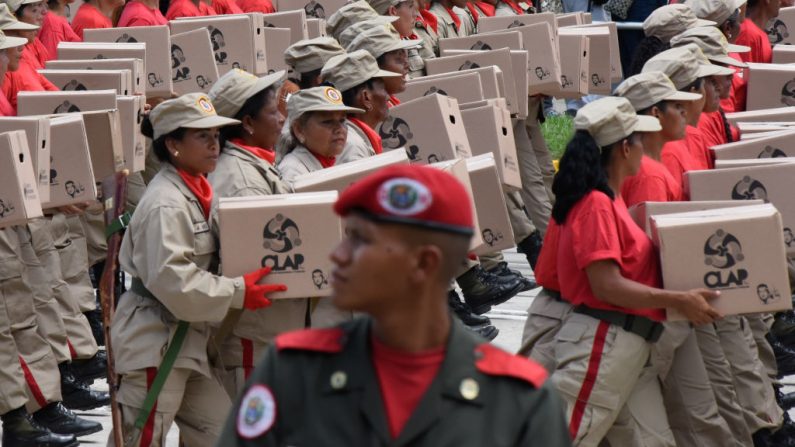 Des miliciens socialistes défilent avec des boîtes CLAP (Comité Local de Abastecimiento y Producción) dans un défilé militaire lors du 208e anniversaire de la Déclaration d'indépendance du Venezuela le 5 juillet 2019 à Caracas, au Venezuela. (Carolina Cabral/Getty Images)
VENEZUELA