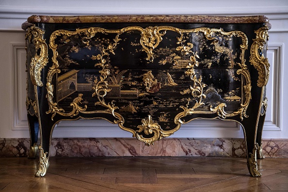 -Cette photo prise le 5 juillet 2019 montre le "coffre de chambre de la Dauphine" récemment acquis après son installation dans une chambre du château de Versailles. Cette commode en laque japonaise est attribuée à Bernard Van Risen Burgh (BVRB), ébéniste royal du 18ème siècle. Photo de Christophe ARCHAMBAULT / AFP / Getty Images.