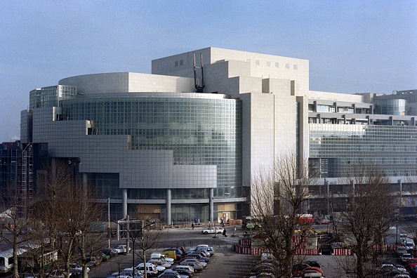 -Vue de l'Opéra Bastille à Paris prise le 16 janvier 1989. L'Opéra est construit sur le site de l'ancienne gare de Paris-Bastille il est inauguré le 13 juillet 1989 pour les festivités du bicentenaire de la prise de la Bastille. Photo de Patrick KOVARIK / AFP / Getty Images.