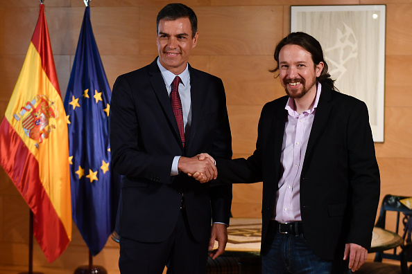 -Le Premier ministre espagnol Pedro Sanchez serre la main du chef du parti Podemos, Pablo Iglesias, à son arrivée à Las Cortes, le 9 juillet 2019, pour une réunion à Las Cortes. Le nouveau parlement espagnol se prononcera sur l'octroi d'un second mandat au chef socialiste Pedro Sanchez Premier ministre, le 23 juillet. Photo de PIERRE-PHILIPPE MARCOU / AFP / Getty Images.