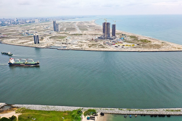 -Une photo aérienne prise le 11 juin 2019 montre le projet Eko Atlantic à Lagos. Des dizaines de maisons ont été détruites, des familles déplacées, des propriétés de choix abandonnées et une économie locale jadis décimée par l'érosion par les marées qui a balayé plus de 25 mètres de terrain sur le littoral d'Alpha Beach. Photo de Moise GOMIS / AFP / Getty Images.