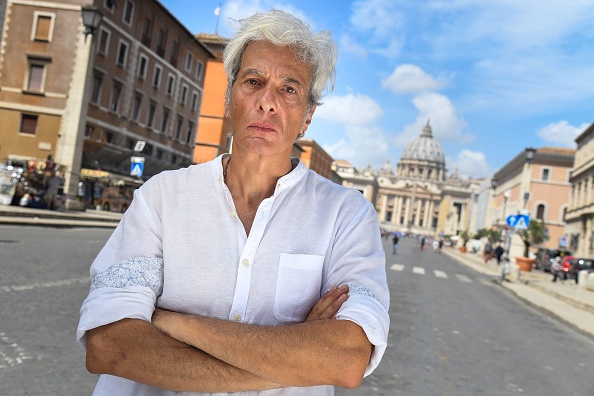 -Pietro Orlandi, le frère d’Emanuela Orlandi, une adolescente disparue en 1983, l'un des mystères les plus sombres de l'Italie, pose à Rome le 10 juillet 2019, avec en arrière-plan la basilique Saint-Pierre du Vatican. Le Vatican a annoncé l'ouverture prochaine de deux tombes le 11 juillet 2019 dans le cimetière teutonique pour voir s’il contient les restes de la jeune fille. Photo de Andreas SOLARO / AFP / Getty Images.