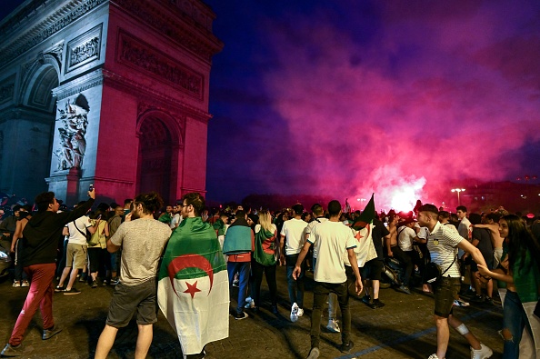 Les supporters algériens fêtent près de l'Arc de Triomphe à Paris la victoire de leur équipe lors du quart de finale de la Coupe d'Afrique des Nations (CAN) 2019 entre la Côte d'Ivoire et l'Algérie.  (Photo : DOMINIQUE FAGET/AFP/Getty Images)