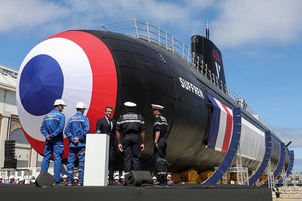 -Le 12 juillet 2019, le président français Emmanuel Macron participe à la cérémonie de lancement du nouveau sous-marin nucléaire français "Suffren" à Cherbourg, dans le nord-ouest de la France. Photo de Ludovic MARIN / AFP / Getty Images.