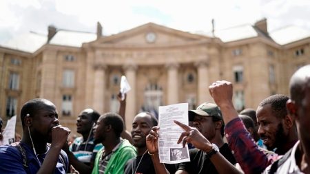 Plusieurs centaines de sans-papiers ont occupé brièvement le Panthéon