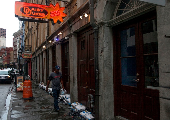 -On s'attendait à ce que la tempête se transforme en ouragan vendredi ou en début de matinée samedi et s'abatte sur une grande partie de la Louisiane, y compris la ville de La Nouvelle-Orléans, et déverse jusqu'à 61 centimètres de pluie sur des terres déjà saturées d'eau. Photo de Seth HERALD / AFP / Getty Images.