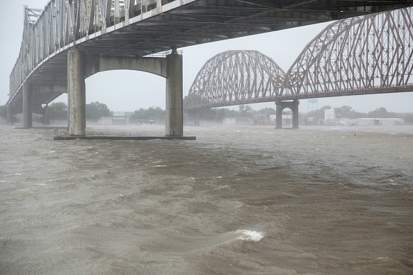 -Des vents violents soufflent sur la rivière Atchafalaya à Morgan City, en Louisiane, avant la tempête tropicale Barry, le samedi 13 juillet 2010. La tempête tropicale Barry est le premier système de tempête tropicale de 2019 à avoir touché terre aux États-Unis. Elle pourrait provoquer jusqu'à deux mètres de pluie. Photo de Seth HERALD / AFP / Getty Images.