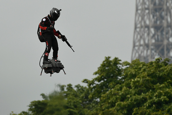 Franck Zapata sur son "Flyboard" le 13 juillet 2019, la veille du défilé sur les Champs-Elysées. (LIONEL BONAVENTURE/AFP/Getty Images)