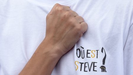 « Où est Steve? » scandent les manifestants d’une grande chaîne humaine à Nantes