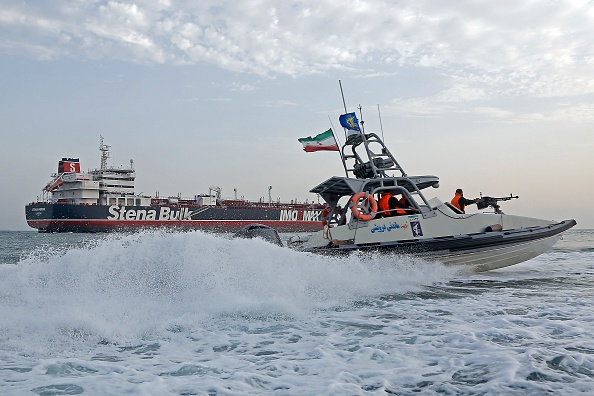 -Le 21 juillet 2019 des gardes de la révolution iranienne patrouillent autour du pétrolier Stena Impero, battant pavillon britannique, alors qu'il est ancré au large de la ville portuaire iranienne de Bandar Abbas. Les autorités iraniennes ont saisi le Stena Impero avec 23 membres d'équipage dans le très sensible détroit d'Hormuz. Photo de Hasan Shirvani / AFP / Getty Images.