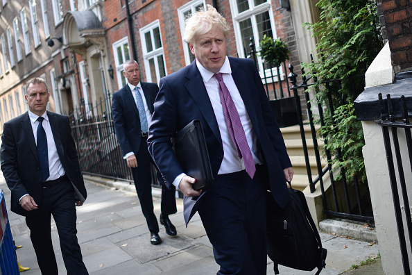 -Le 22 juillet : Boris Johnson, favori des dirigeants conservateurs, arrive à son bureau le 22 juillet 2019 à Londres, en Angleterre. Les résultats de la campagne à la chefferie seront annoncés le 23 juillet et le nouveau Premier ministre entrera en fonction le lendemain. Photo de Peter Summers / Getty Images.