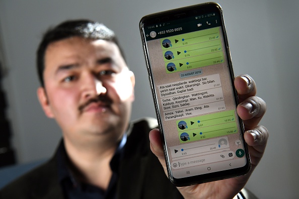 -Cette photo prise le 6 juillet 2019 montre Shir Muhammad Hasan, un réfugié ouïghour de 32 ans basé à Melbourne, affichant des messages sur son téléphone à son domicile à Melbourne. Les musulmans qui ont échappé à la répression chinoise au Xinjiang vivent toujours dans la peur, affirmant même les passeports occidentaux ne leur offrent aucune protection contre une campagne d'intimidation menée par l'État. Photo par William WEST / AFP / Getty Images.