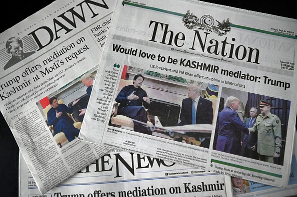 -Le 23 juillet 2019 des journaux pakistanais montrent le reportage en première page du Premier ministre pakistanais Imran Khan rencontrant le président Donald Trump dans le bureau ovale de la Maison-Blanche à Washington, DC. Photo par AAMIR QURESHI / AFP / Getty Images.