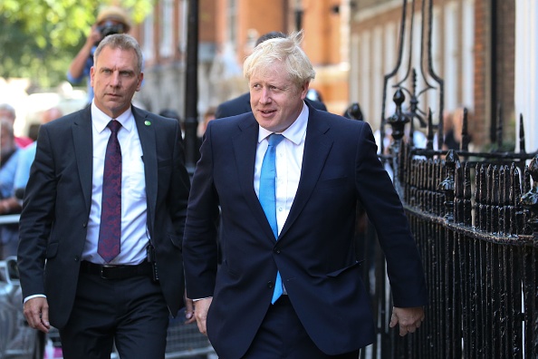 -Le nouveau chef du Parti conservateur et nouveau Premier ministre Boris Johnson quitte son bureau de campagne au centre de Londres le 23 juillet 2019. Boris Johnson a remporté la course pour devenir le prochain Premier ministre britannique mardi, menant directement aux affrontements autour du Brexit avec Bruxelles et le parlement, ainsi qu'une impasse diplomatique avec l'Iran. Photo par ISABEL INFANTES / AFP / Getty Images.