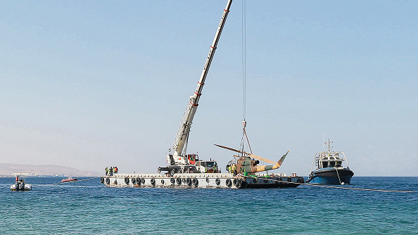 -Le 24 juillet 2019 un hélicoptère Cobra AH-1 désarmé des forces armées jordaniennes est submergé dans les eaux de la mer Rouge au large de la ville portuaire d'Aqaba, dans le sud de la Jordanie. En vue d'une nouvelle mission militaire sous-marine qui est un musée. Photo de Khalil MAZRAAWI / AFP / Getty Images.