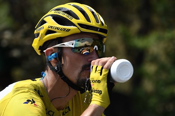 -Le Français Julian Alaphilippe, porte les couleurs du maillot jaune du leader du classement général, une vague de chaleur frappe la France lors de la dix-septième étape de la 106e édition de la course cycliste du Tour de France entre Pont du Gard et Gap, le 24 juillet 2019. Photo par Anne-Christine POUJOULAT / AFP / Getty Images.