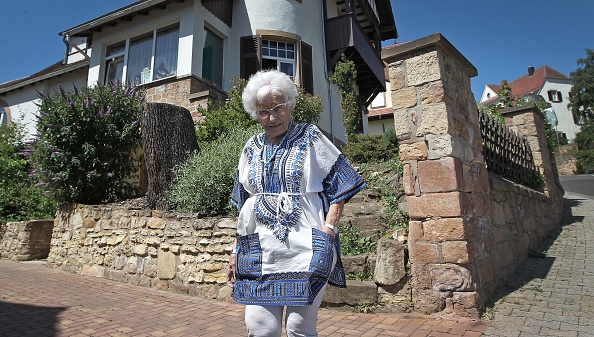 -Lisel Heise, une centaine d'années, membre du conseil municipal, pose devant sa maison le 4 juillet 2019 à Kirchheimbolanden, une ville du sud-ouest de l'Allemagne. Photo de Daniel ROLAND / AFP / Getty Images.