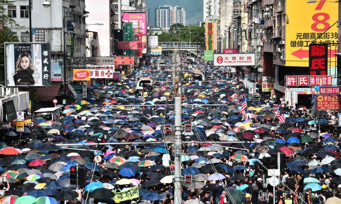 Des manifestants au district de Yuen Long, à Hong Kong. Cette manifestation a eu lieu pour protester contre des gangs de triades suspectés d'avoir voulu s'en prendre violemment aux manifestants. (Anthony Wallace/AFP/Getty Images)