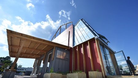 Dans la campagne hongroise, un camp éphémère de maisons écolos-solaires