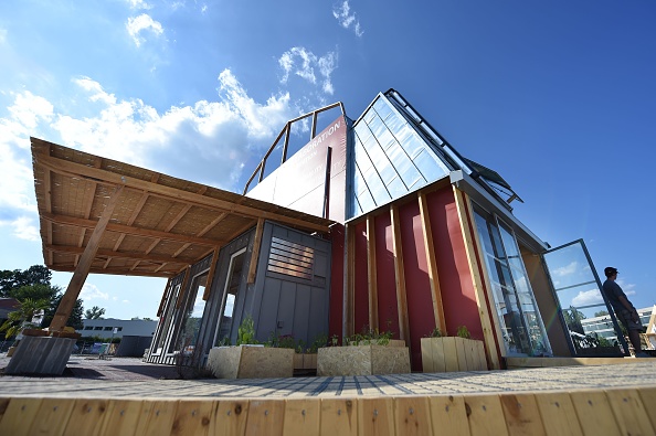 -Une photo prise le 25 juillet 2019 montre la maison de l'Ecole Nationale Supérieure d'Architecture et Paysage de Lille lors du Solar Decathlon Europe 2019, un concours au cours duquel les participants construisent des maisons autonomes à l'énergie solaire, à Szentendre, en Hongrie. Alors que la vague de chaleur submergeait l'Europe, ils ont travaillé d'arrache-pied pour construire les maisons écologiques du futur avec des matériaux recyclés, des façades vertes, des panneaux solaires. Photo ATTILA KISBENEDEK/AFP/Getty Images.