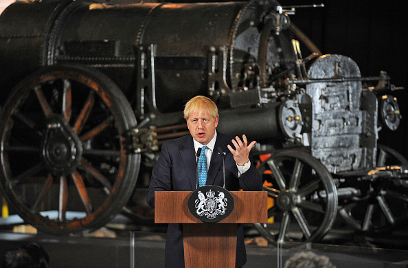 -Le Premier ministre britannique Boris Johnson fait un geste en prononçant un discours sur les priorités nationales au Science Museum de Manchester, au nord-ouest de l'Angleterre, le 27 juillet 2019. Le Premier ministre britannique Boris Johnson a déclaré samedi que le Brexit représentait une "opportunité économique énorme", alors que son prédécesseur, Theresa May, l’a traitée comme "un événement défavorable ". Photo de Rui Vieira / AFP / Getty Images.