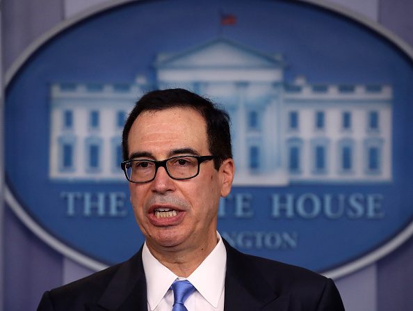 Le secrétaire américain au Trésor, Steve Mnuchin,  répond aux questions les journalistes au sujet du décret du président Donald Trump imposant de nouvelles sanctions à l'Iran, à la Maison-Blanche le 24 juin 2019 à Washington, DC. (Photo : Mark Wilson/Getty Images)