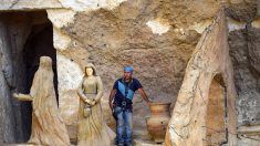 Au Caire, un artiste polonais sculpte les cavernes d’un monastère