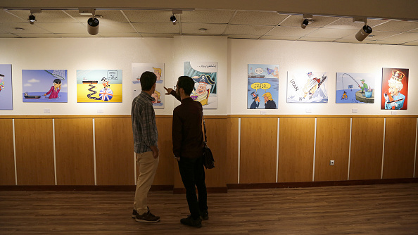 -Des caricatures de l’exposition de dessins animés "Pirates de la reine" montrent des œuvres d’artistes iraniens dépeignant la reine britannique Elizabeth II comme un "pirate" après la saisie d’un pétrolier iranien plus tôt dans le mois, au Centre culturel et artistique Osveh, dans la capitale de Téhéran, le 30 juillet 2019. Photo par ATTA KENARE / AFP / Getty Images.